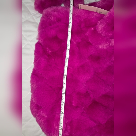 OLIVER THOMAS: Vegan Fluffy Fur Raspberry Tote & Matching Clip-on Interior Pouch - Picture 15 of 16